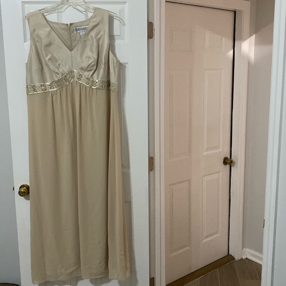 Jessica Howard Dresses & Skirts - Jessica Howard Champagne 2pc Dress Set